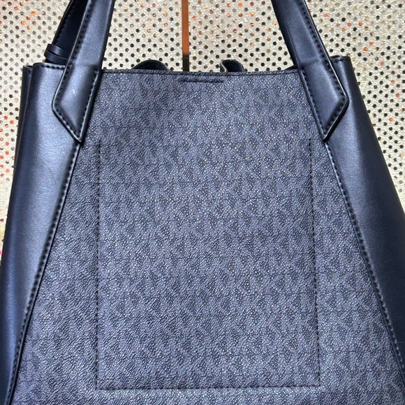 Michael Kors Park Metro Black and Gray Bucket Tote Approx. 16 x 11 x 6 - Picture 5 of 13
